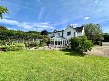 Click the photo for more details of Parkway, Ledbury, Herefordshire